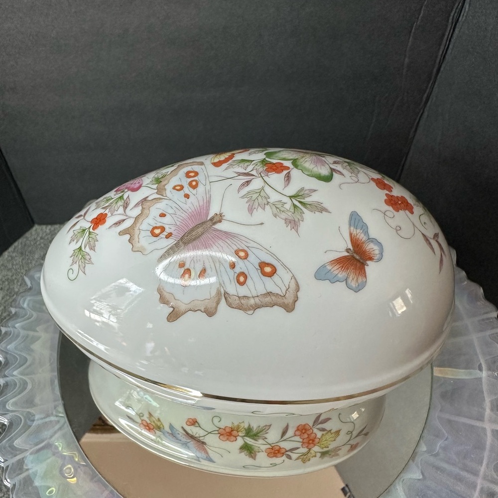 Vintage 1974 Avon "Butterfly Fantasy" fine porcelain treasure egg trinket box - Picture 5 of 8